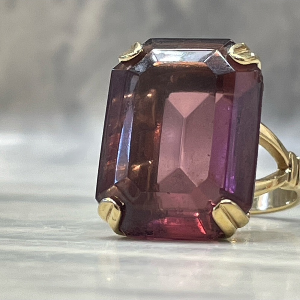 1975 Vintage Avon Large Emerald Cut Smokey Purple Statement Ring Sz 7 Gold Tone - Picture 8 of 14
